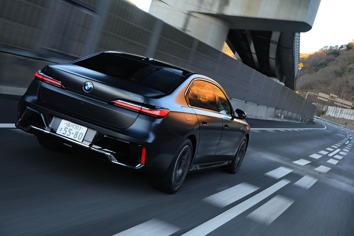 動力性能については、0-100km/h加速5.4秒、最高速250km/h（欧州仕様）。燃費はWLTCモードで12.8km/リッターとなっている。