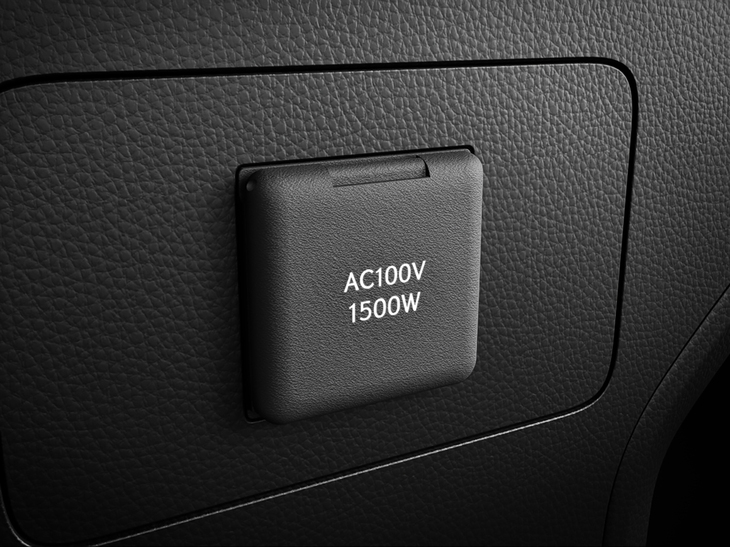AC100V・1500Wのコンセントを荷室の右側に装備。災害などの際には電源車として使えるようになっており、満充電・満タンから通常使用で約6.5日分、給電時間優先モードなら約7日分の電力を供給できるという（消費電力400Wの想定）。