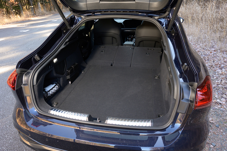 後席の背もたれを倒せばご覧のとおりのフラットで広い空間がつくり出せる。アクティブに使い倒す人にはいかにも使いでがありそうだ。