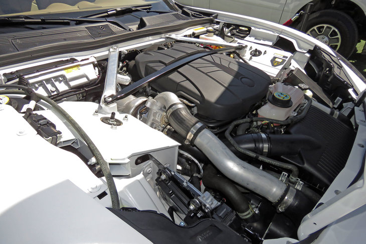 パワープラントは、フロントに235hpを発生する発電用の2リッター直4ターボエンジンとジェネレータを、リアに走行用モーターを搭載する構造。バッテリーは、車両の中央部に背骨のように積まれている。