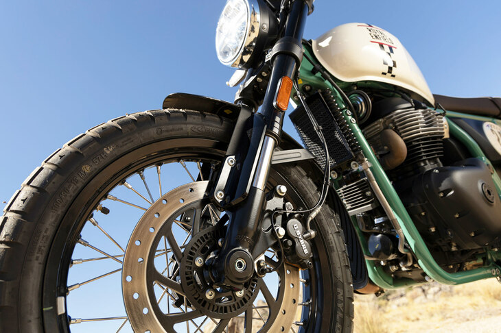 フロントサスペンションには、φ43mmのショーワUSDビッグピストンフォークを採用。ホイールトラベルは130mmとなっている。