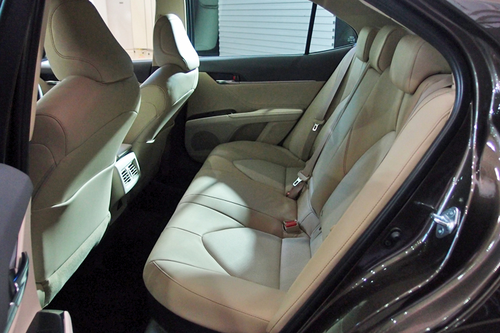 カムリG“レザーパッケージ”（リアシート）