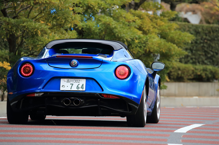 全長×全幅×全高＝3990×1870×1190mmという、ユニークなディメンションが目を引く「4Cスパイダー」。うねるようなボディーデザインは今もって唯一無二といえる。