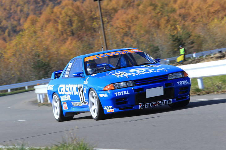 いまだに根強い人気を誇る、R32型「日産スカイラインGT-R」（1994年）。こちらの車両は、星野一義らのドライビングにより全日本ツーリングカー選手権で活躍した「カルソニックスカイライン」を模した仕様となっていた。