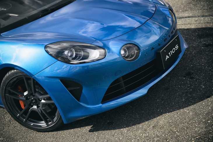 ノーズの「ALPINE」ロゴやフロントフェンダーの「A」エンブレムは、「A110S」ではブラックに塗られる。