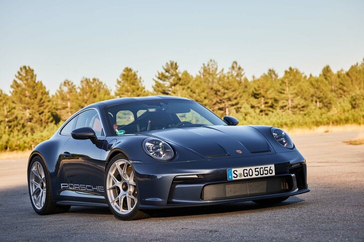 「ポルシェ911」のデビュー60周年を記念して、世界限定1963台で販売される「911 S/T」。現行世代922型で最軽量となる車体や、最高出力525PSのエンジンなどにより“純粋なドライビングプレジャー”が追求されている。