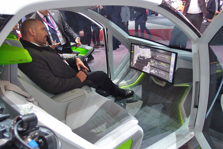 シンプルな「ポップアップ」の室内。前方には、大きな液晶パネルが置かれる。