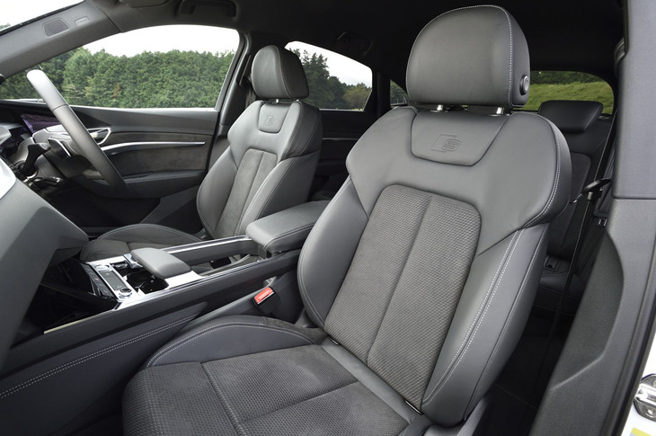電動調整機構とヒーターを内蔵した「S line」ロゴ入りのスポーツシートが標準装備される「ファーストエディション」の前席。表皮はアルカンターラとレザーのコンビネーションで、グレーのステッチが施されている。