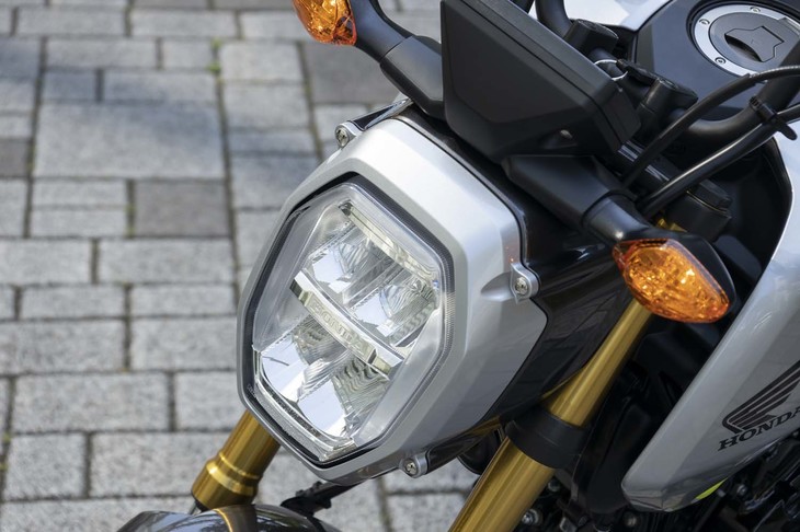 初代モデルを連想させる縦目のヘッドランプ。光源はLEDとなっている。