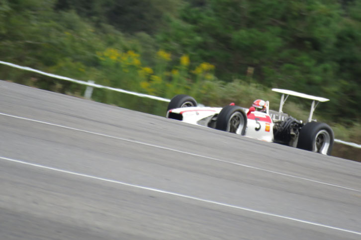 1968年ごろから空力デバイスの開発競争が本格化し、さまざまな形状のノーズフィンやリアウイングが投入された。