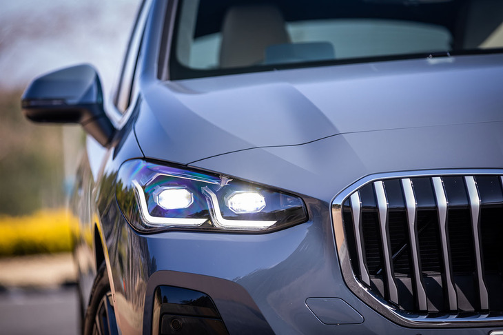 八角形をイメージしたという大型のキドニーグリルが存在感を主張。アダプティブLEDヘッドライトやオートハイビームおよびアンチグレアハイビームアシスタントなどが組み込まれた「BMWセレクティブビーム」が備わっている。