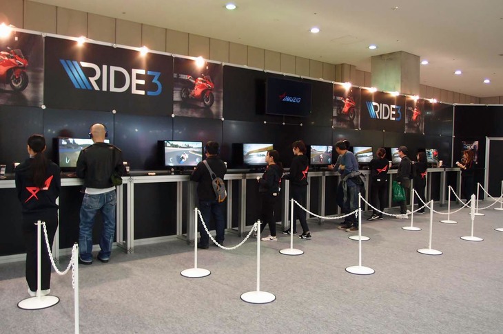 会場の一角では、シミュレーションゲームの体験コーナーも。