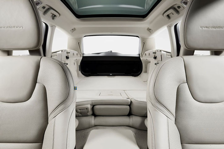 「ボルボV90」のリアシート（6：4分割可倒式）を倒したところ。