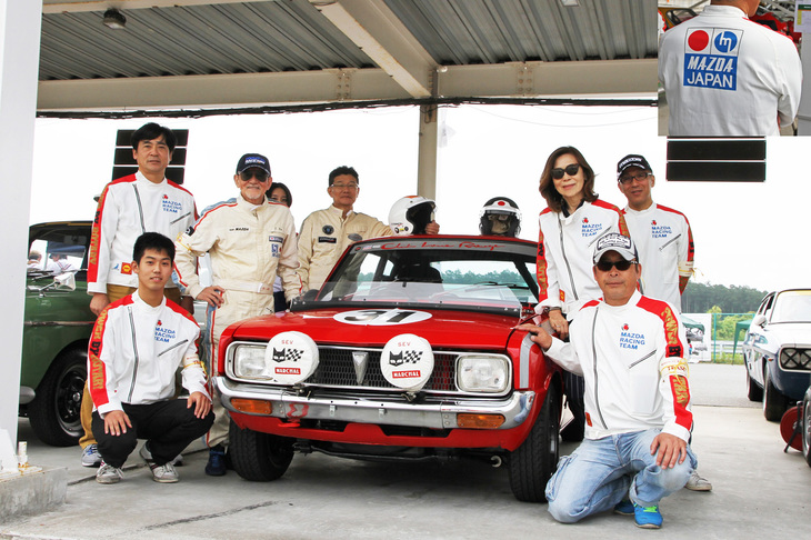 日本有数のアルピーヌと「マツダ・ファミリア ロータリークーペ」の愛好家であり、アルピーヌでルマン・クラシックに、ファミリア ロータリーでスパ・クラシックに参戦歴もある加藤 仁さん（後列左から2人目）。今回はリアエンジン愛好家仲間の、日野コンテッサクラブ会長を務める鈴木陽一郎さん（後列左から3人目）と組んで40分耐久にエントリー。1970年代のマツダワークスのジャケットを複製したというチームウエアがイカしてる。