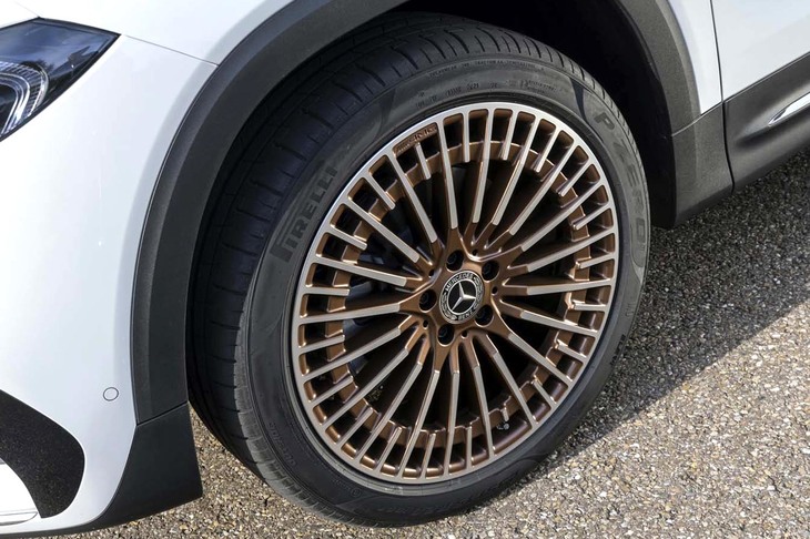 「EQB」には最大20インチのホイールが装着される。繊細なデザインに加え、ロゼゴールド（写真）またはブルーの差し色で個性を主張する。