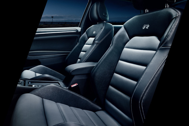 カーボン調のナパレザーシート。