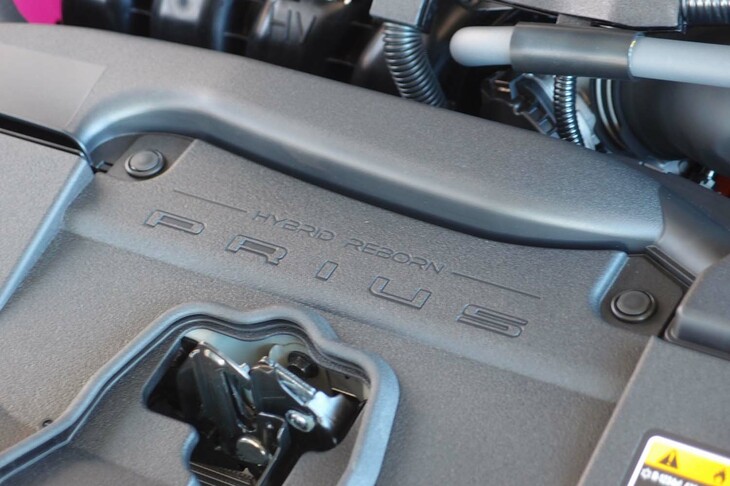 エンジンルームの前方には、「PRIUS」ロゴに加えて、「HYBRID REBORN」の文字が刻まれている。