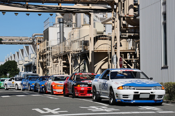 フィナーレは参加した「GT-R」全車による周辺道路のパレード。スタート前、構内に並んだ先頭を行くグループA仕様のR32軍団。