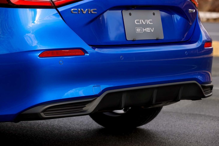 リアのバンパーガーニッシュは形状自体が変更されており、中央にあるディフューザーのようなフィンがより目立つようになった。