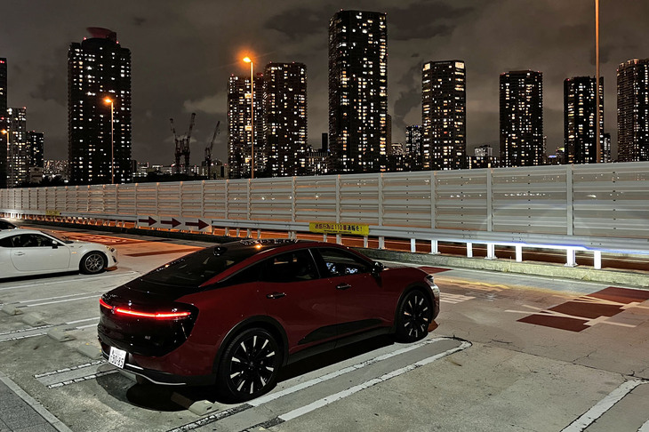 いつものルートを走って首都高辰巳PAに到着。湾岸地区にそびえ建つタワマン群を背景に「クラウン クロスオーバー」を止めた。いまどきのクーペSUV風のボディーフォルムは、都会の夜景にも映える。