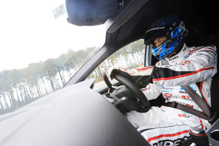 右コーナーを行く谷口。一般的なFF車とは異なり、「メガーヌR.S.カップ」はオーバーステアが出やすいセッティングであることを指摘した。