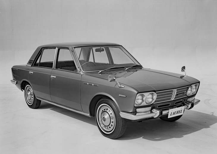 生産型の初代「ローレル」（年次改良が施された1969年式）。重役プレゼンの際、当時の川又克二社長のコメントは「ちりとりみたいだけど、これでいいや」だったそうだ。