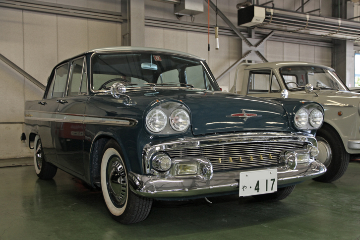 1961年「プリンス・スカイライン デラックス」。「クラウン」のライバルだった初代「スカイライン」の、いうなれば中期型。日本車で初めてデュアルヘッドライトを採用したボディーに、1.5リッター直4エンジンを積んでいる。