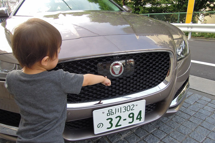 2歳の息子が早速「ライオンがいる！」とエンブレムに興味を示した。「これはジャガーだよ」と教えてあげる。