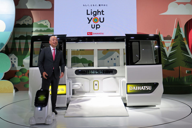 「ダイハツIcoIco（イコイコ）」と「Nipote（ニポテ）」、ダイハツ工業の奥平総一郎社長。