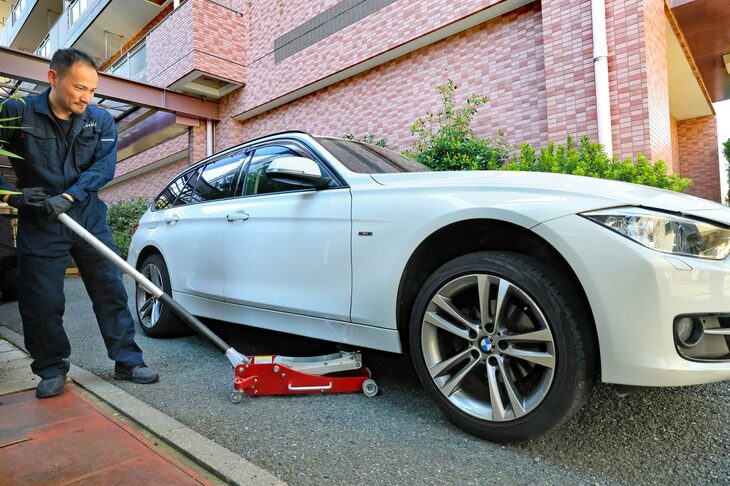 車体をジャッキアップし、足まわりの状態をチェック。セイビーの車検サービスでは、事前点検で部品交換が必要な箇所を洗い出し、車検当日に部品を一斉交換する。