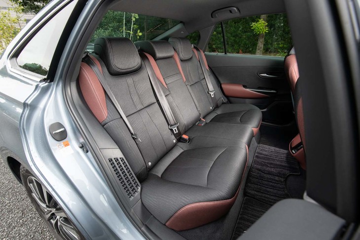 6ライトウィンドウとしただけあって、リアのヘッドルームには開放感がある。レッグルームもさすがの広さ。