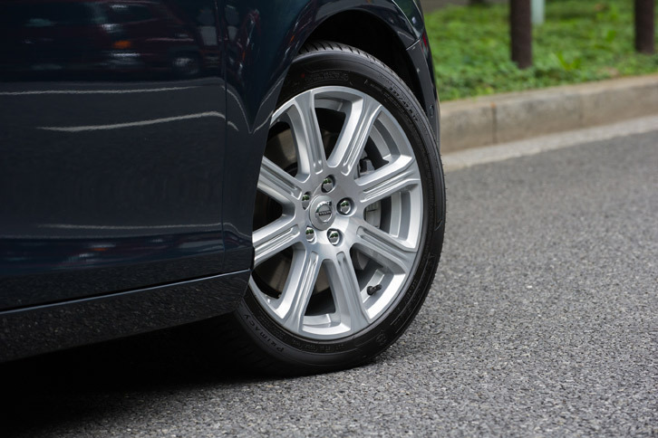 「インスクリプション」のタイヤサイズは225/45R17。「Sarpas」と呼ばれる、新デザインのホイールが装着された。