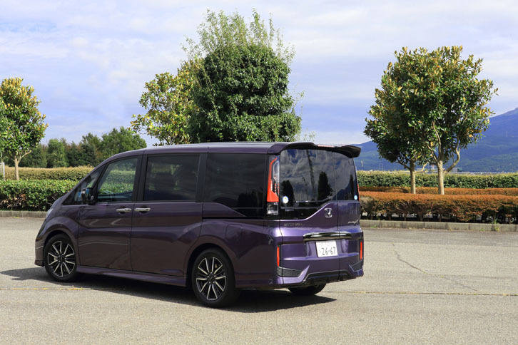 
	ボディーカラーは、写真の「プレミアムスパイスパープル・パール」のほか、「ホワイトオーキッド・パール」、「プレミアムスパークルブラック・パール」がラインナップされる。各色の受注比率（2016年10月末）は順に、11％、60％、29％。
	