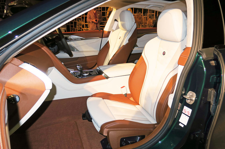 BMWアルピナB8グランクーペ（フロントシート）