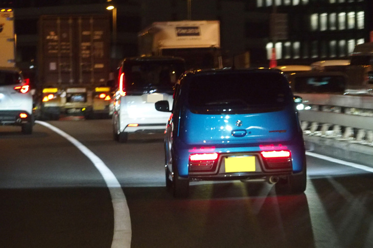 いつもの辰巳PAからの帰り道で青い「スズキ・アルト ワークス」にブチ抜かれた。それは車高を落とし、マフラーも交換されたひと目でヤル気十分とわかるカスタマイズカーだった。しばし今回の試乗車との“青”つながりで、ランデブー走行を楽しむことにした。