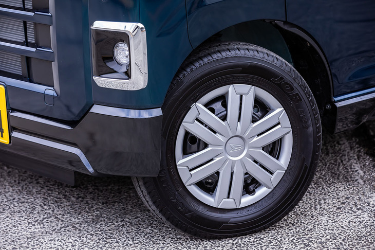 「アトレーRS」に標準で装備される12インチのフルカバー付きスチールホイール。試乗車は145/80R12サイズの「ヨコハマ・ジョブRY52」タイヤを組み合わせていた。