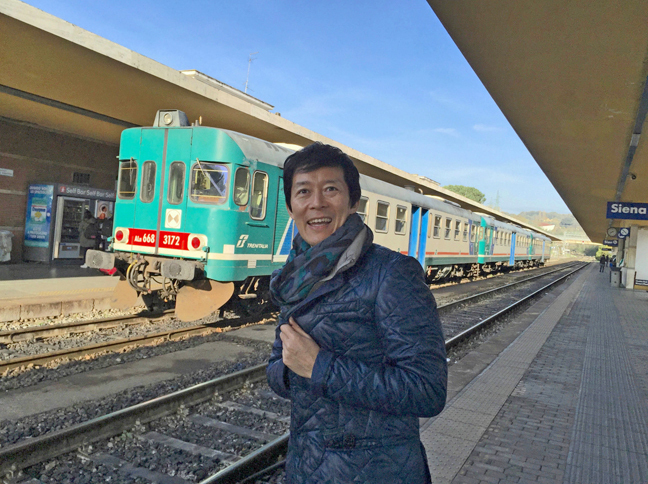 鉄道ファンから「どけ！ このヤロー」と言われてしまいそうだが……筆者が住むシエナに今なおやってくる1981年フィアット製造の気動車と、筆者本人。