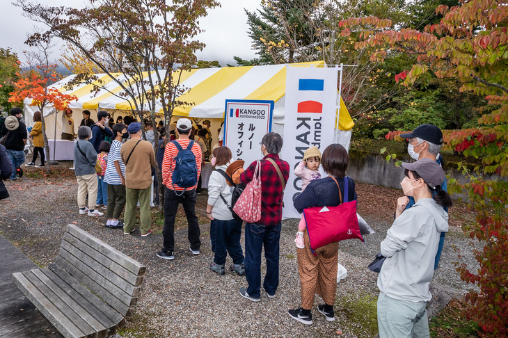 「カングージャンボリー」のロゴが入ったグッズを買い求めるために、ルノーオフィシャルショップには、終日長い列ができていた。