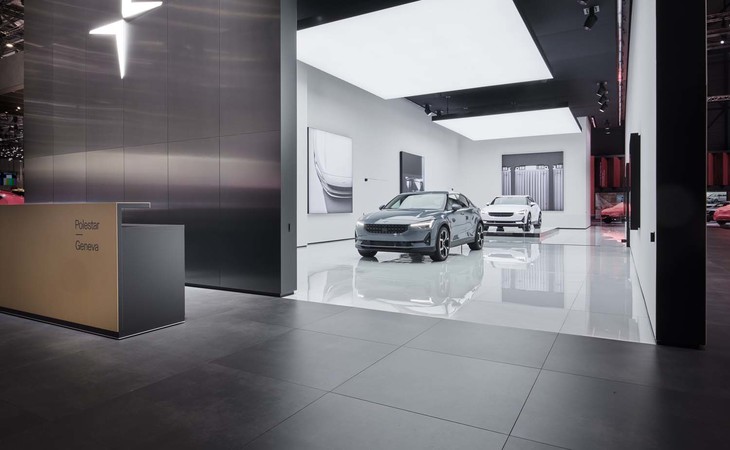 2台の「ポールスター2」が展示されたポールスターのブース。