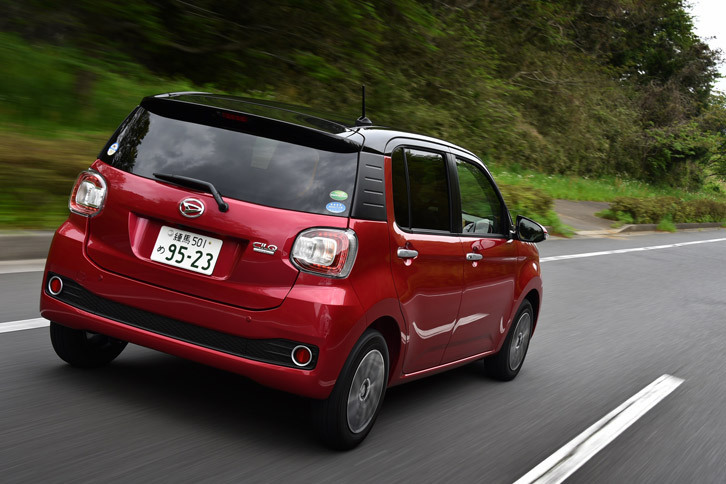 運転支援システムとしては、モノラルカメラや赤外線レーザーなどをセンサーに用いた「スマートアシストII」を採用。自動緊急ブレーキや車線逸脱警報、誤発進抑制制御（前進・後退）などの機能を備えている。