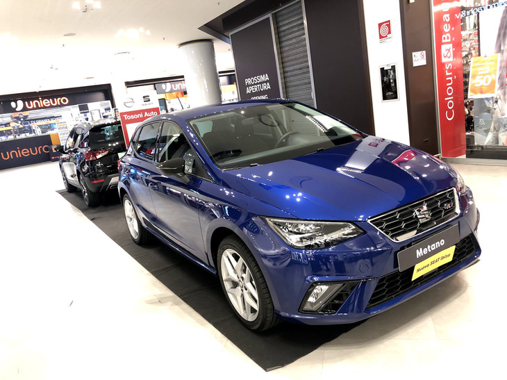 自動車販売にまつわる身近な変容の例。シエナの駅前ショッピングモールは、セアトをはじめとした地元販売店が頻繁にクルマを展示していたが……。（2019年10月撮影）