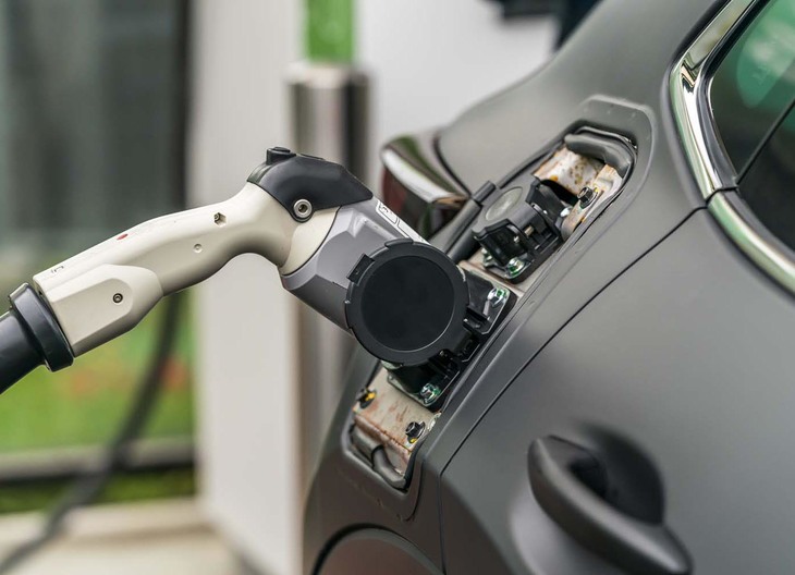 車体の右後方に設けられた給電口。現在開発中のこのEVは、日本国内でもおなじみの急速充電規格、CHAdeMOに対応している。