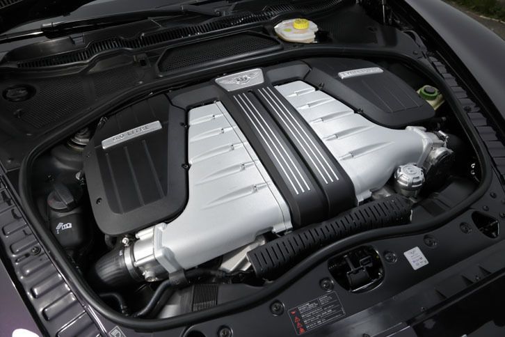 標準の「W12」から10psと20Nmの上積みを得た6リッターW12ツインターボエンジン。静粛性を保ったまま、ドライバーの要求に応じて強大なパワーを発生させる。