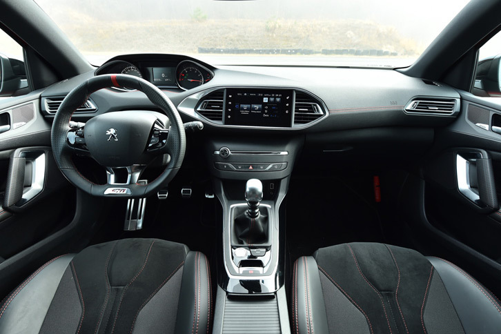 
	「308GTi 270 by PEUGEOT SPORT」のインストゥルメントパネルまわり。270ps仕様、250ps仕様を問わず、「308GTi by PEUGEOT SPORT」は左ハンドル仕様のみの設定となる。
	