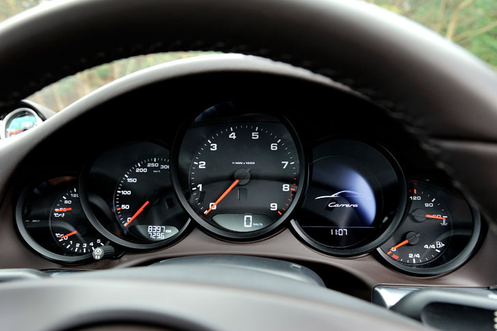 中央に位置するタコメーターの針の下に、現在のギアポジションが表示される。またその下にあるデジタルスピードメーターの右横に、シフトアップを促すインジケーターが備わる。