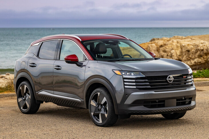 海外では、とうの昔に新型に移行している「日産キックス」。そのボディーサイズは全長×全幅×全高＝4366×1801×1626～1631mmと、日本で売られている従来型（4290×1760×1605mm）よりひとまわりはデカい。日産が「デカすぎる！」という理由で日本導入を見送った、2代目「ジューク」よりデカい。