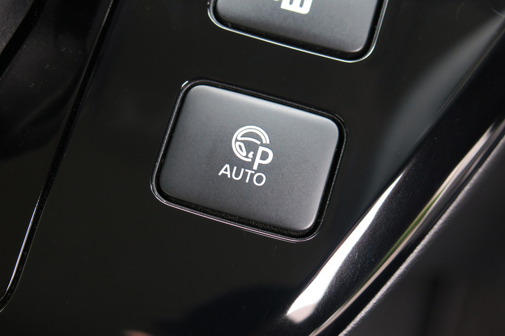 三菱eKクロスEV P（「マイパイロットパーキング」のスイッチ）