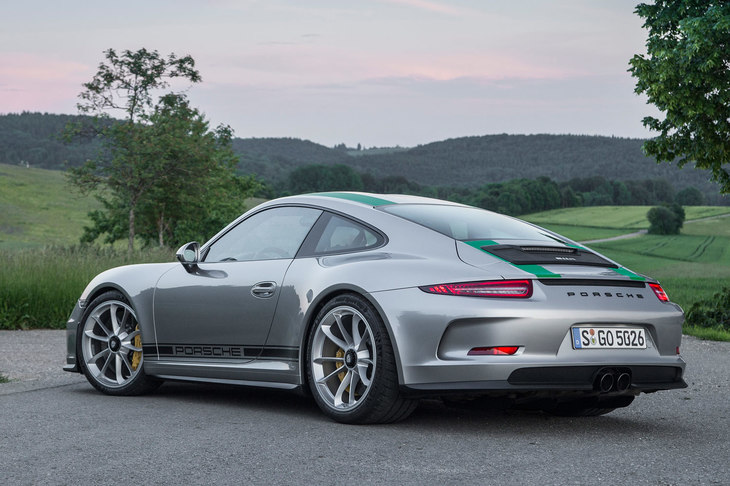 ユニークな特別仕様車や限定モデルの数々も、991型の魅力。「911」の誕生50周年を祝う「50thアニバーサリーエディション」や、マルティーニカラーの「マルティーニレーシングエディション」、軽量ボディーに「GT3」のエンジンと6段MTを搭載した「911R」（写真）などが設定された。