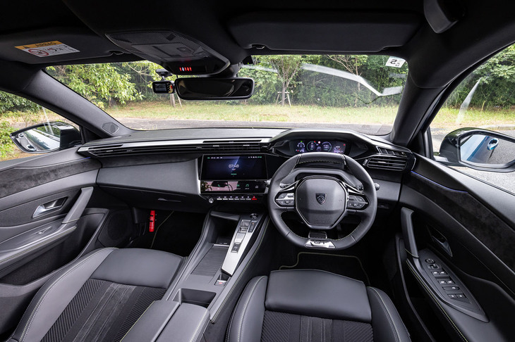 リムの上端がメーターパネルより下方に位置する小径ステアリングホイールを用いたプジョー独自の「iコックピット」を採用。センターのタッチ式液晶ディスプレイは10インチサイズで、「OK、プジョー」のボイスコマンドで起動するインフォテインメントシステムも組み込まれている。