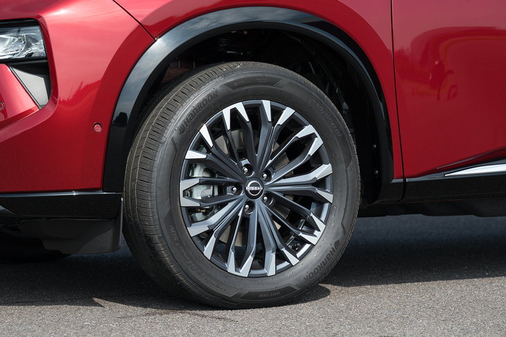 凝った形状のスポークが目を引く19インチのアルミホイールは新デザイン。ただしこれはオプション。